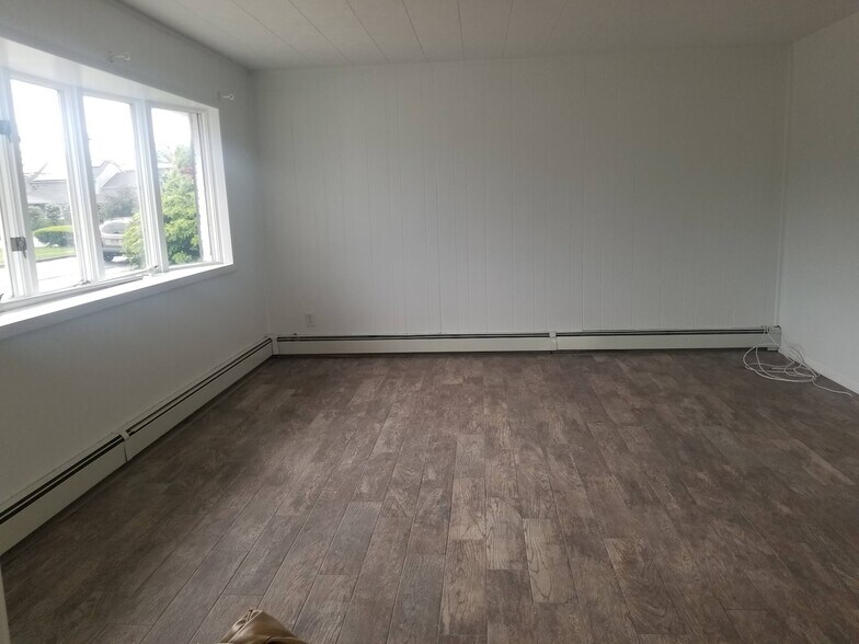 Living Room - 456 Lincoln Blvd