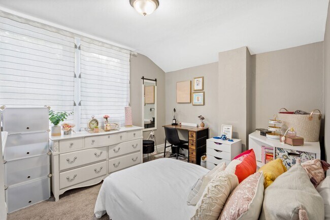 Building Photo - Sensational 2 bedroom home in Beechview available May 1!