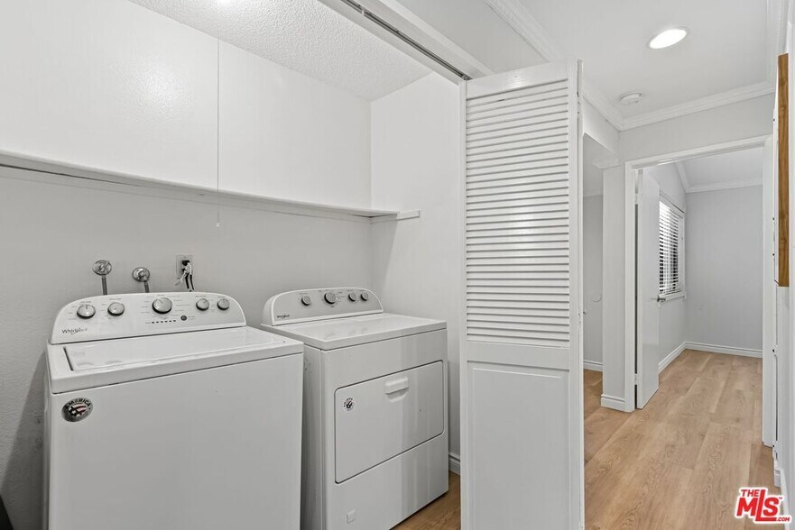 Building Photo - 620 W Hyde Park Blvd