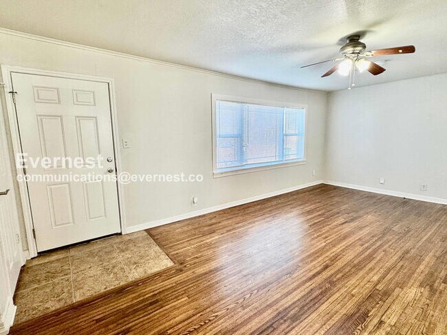 Building Photo - PROMO: Get HALF month’s rent free when you sign the lease TODAY! / 3 Bed, 1 Bath Home with Fenced...