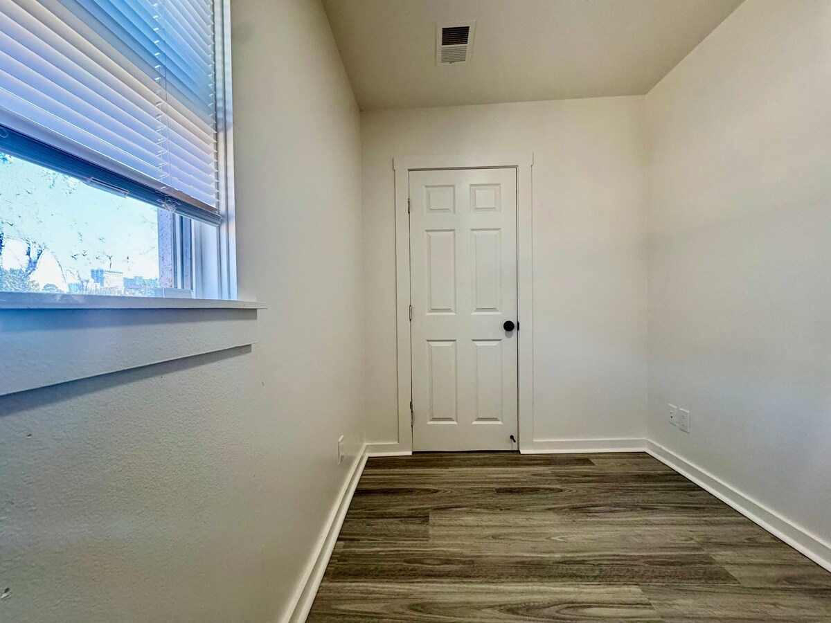 Building Photo - 695 30th St