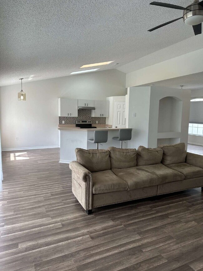 Building Photo - 3-Bedroom Home in Quiet Palm Bay
