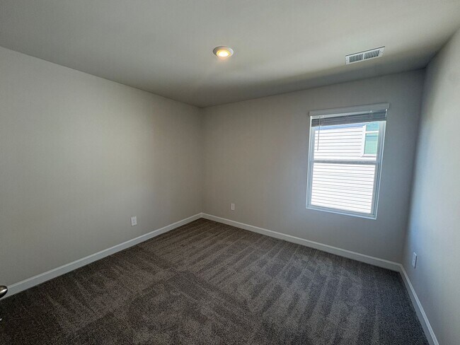 Building Photo - Beautiful Home with Space, Comfort & Modern Convenience
