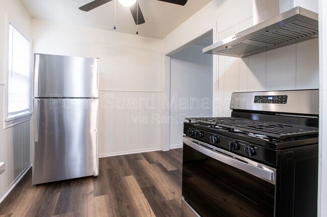Building Photo - 409 W 31st St S