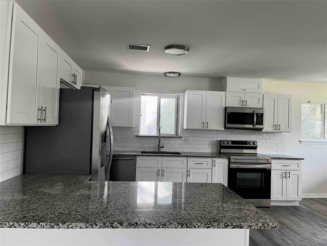 Building Photo - 8106 Mullins Dr