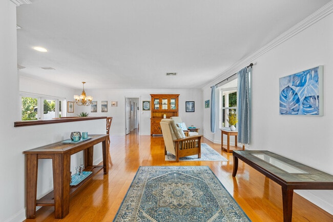 Building Photo - 925 Cypress Dr