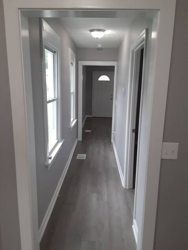 Building Photo - Charming updated 2 br 1 bth house