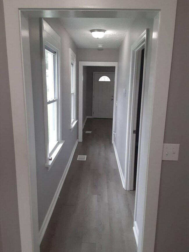 Building Photo - LEASING SPECIAL - MOVE IN BY 1/1/2026 AND RECEIVE 2ND MONTH OF RENT FREE Charming updated 2 br 1 ...