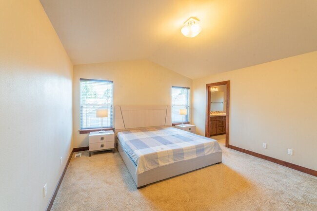 Building Photo - Large and Luxurious 2013 Built Home!