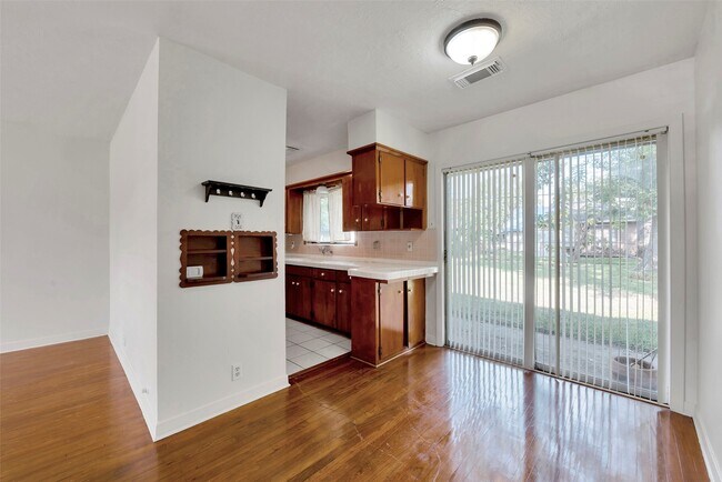 Building Photo - 10402 Hollyglen Dr