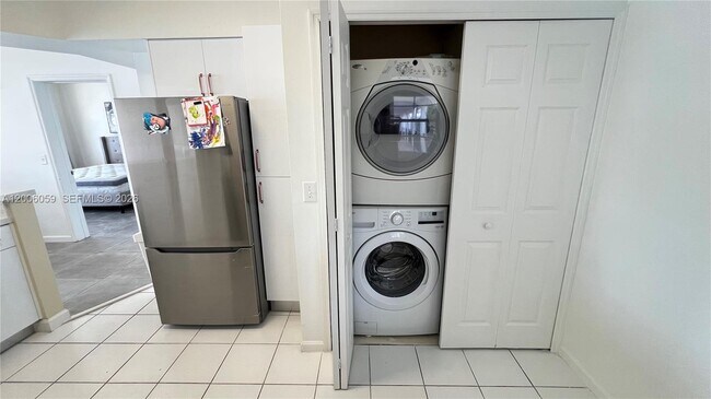 Building Photo - 3255 NE 184th St