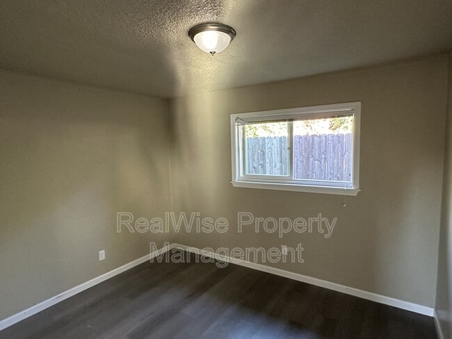 Building Photo - 719 SW Bridge St