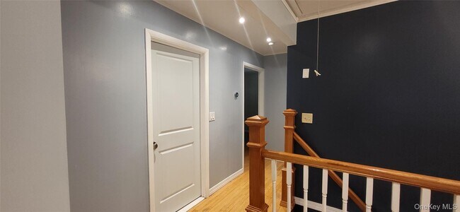 Building Photo - 10 Marlorville Rd