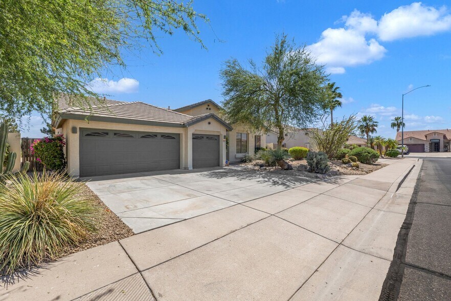 Building Photo - 9639 E Lobo Ave