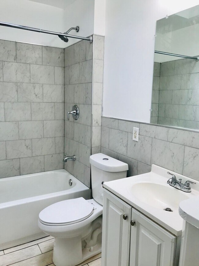 Building Photo - Gorgeous 3-Bedroom Townhome in Lawncrest! Available NOW!
