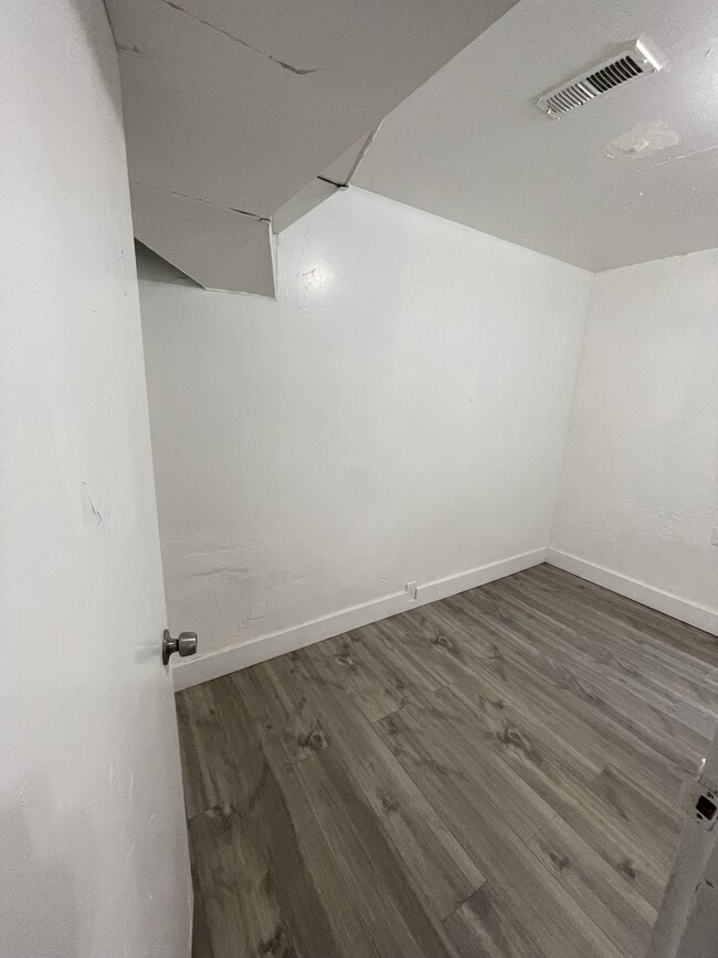 Building Photo - 613 28th St
