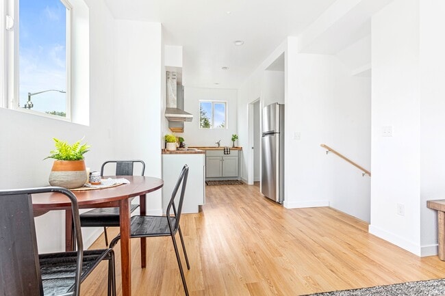 Building Photo - 2023 Salam Lp