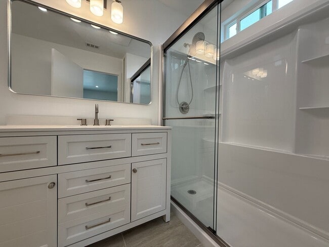 Building Photo - Newly Remodeled Interior 3BD! Enclosed Backyard! AC! Washer and Dryer!