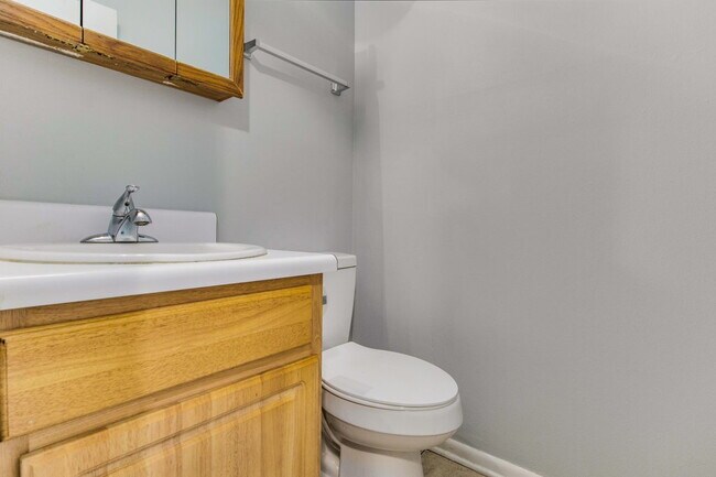 Building Photo - BRIGHT AND BEAUTIFUL DUPLEX CLOSE TO UWF!