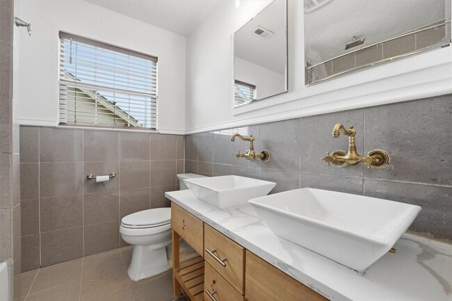 Building Photo - 2044 Des Jardines St
