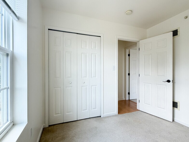 Building Photo - 900 Cadwell Ln
