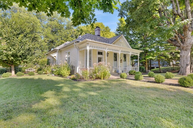 Building Photo - Beautiful Furnished 3 Bedroom Home in Historic District