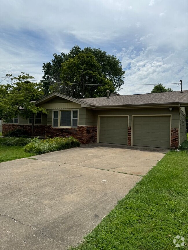 Building Photo - Renovated 3 bedroom, 2 bathroom house