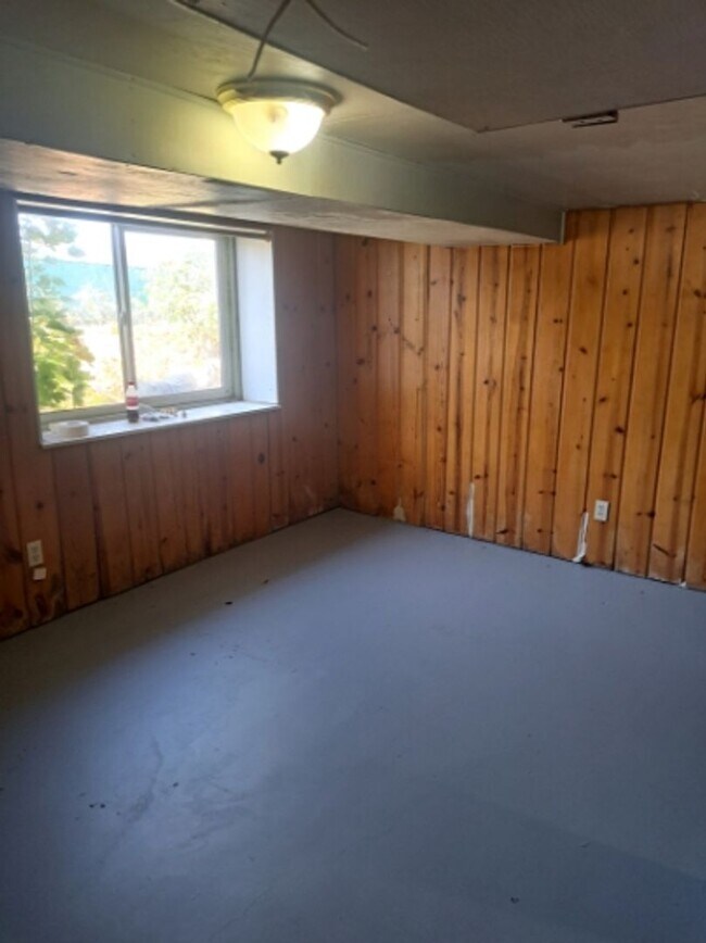 Building Photo - Dishman Hills 4 Bedroom 1 1/2 Bath Rancher