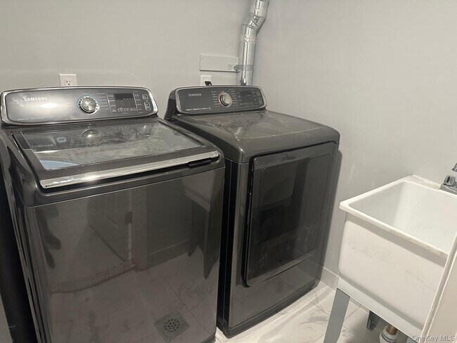 Building Photo - 237-34 Fairbury Ave