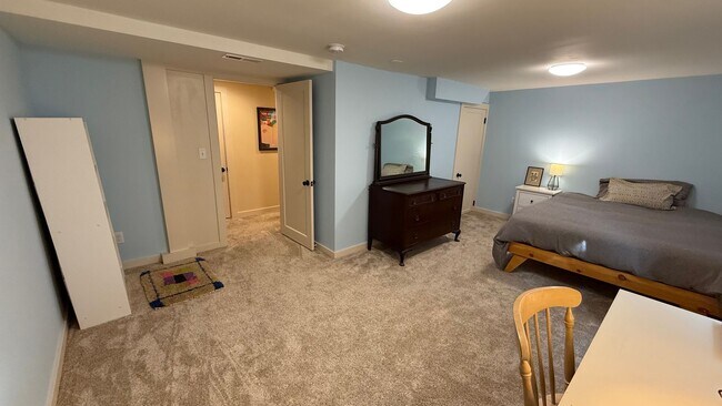 Building Photo - Beautiful Fully Furnished Home in Close-In...