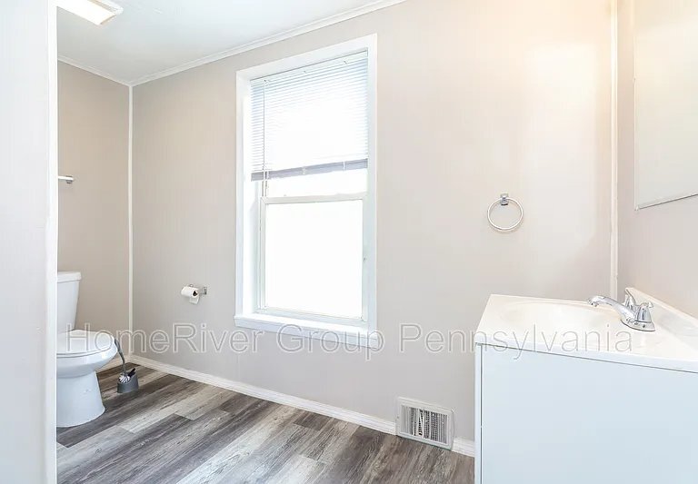 Building Photo - 2712 Versailles Ave