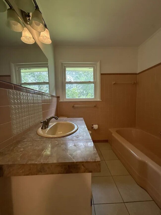 Building Photo - 3 bed 2 bath in Decatur!