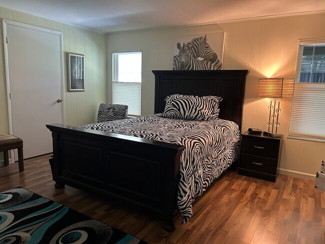 Building Photo - Stunning Move-in Ready 2 Bedrooms 2  bathr...