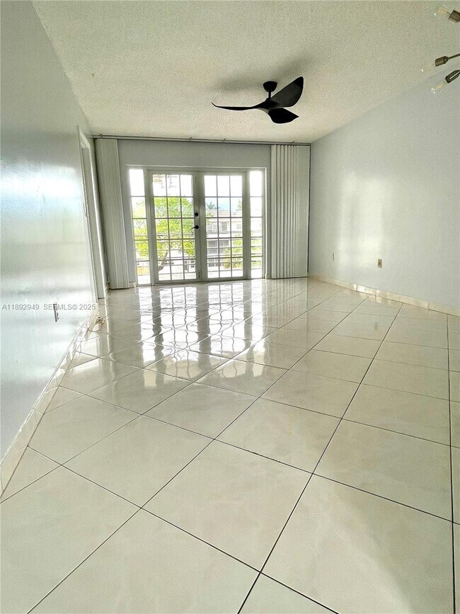 Building Photo - 8280 Sunrise Lakes Blvd