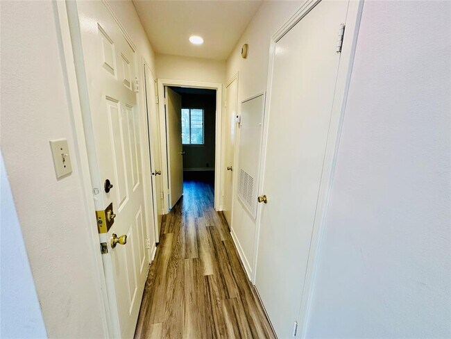 Building Photo - 6810 Deatonhill Dr