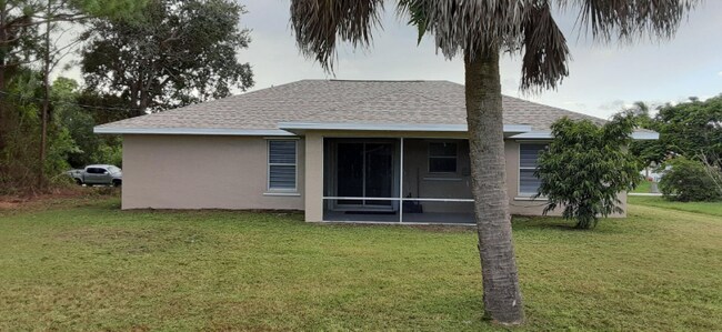 Building Photo - 461 SW Carmelite St