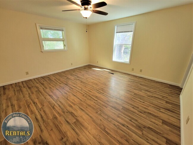 Building Photo - 5BR House Centrally Located in Boone