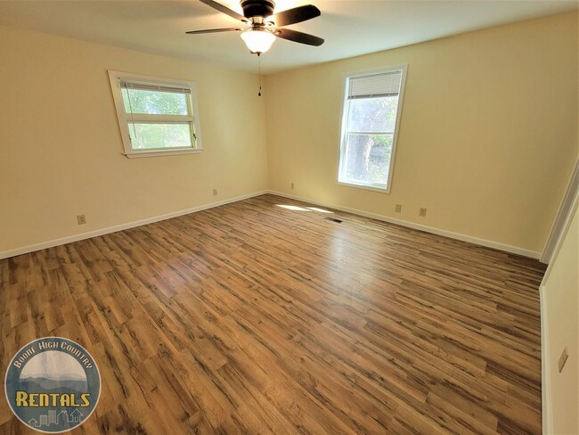 Building Photo - 733 Forest Hills Dr