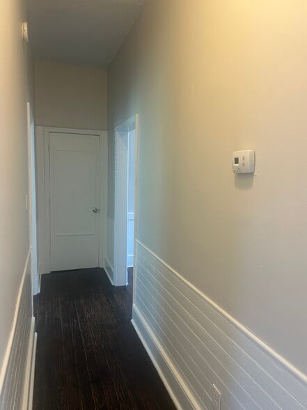 Building Photo - 520 E Hall Ln