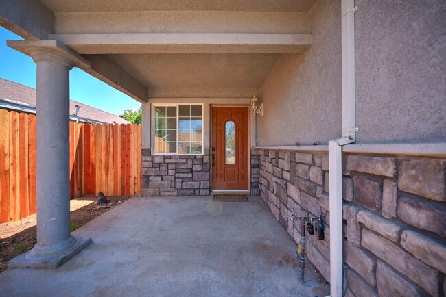 Building Photo - 2716 Yreka Ave