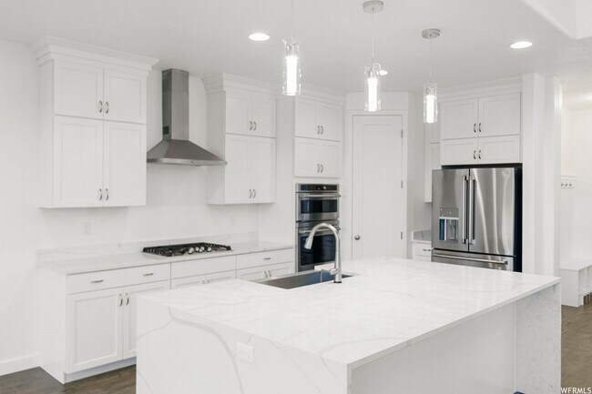 Building Photo - Stunning Home Right on the Golf Course!