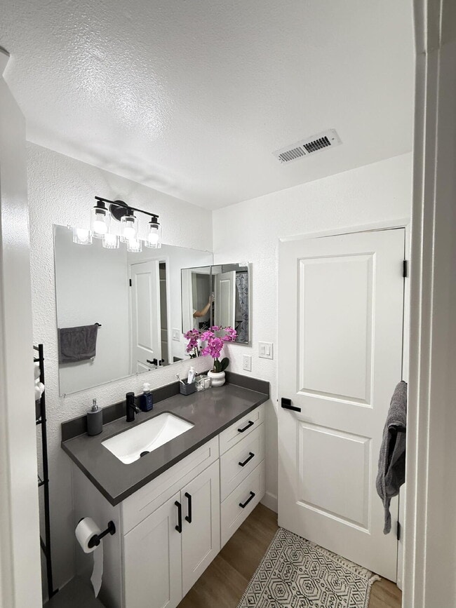 Building Photo - "Charming 2-Bed Duplex in Rancho Cordova – 1,110 Sq Ft of Comfort!"