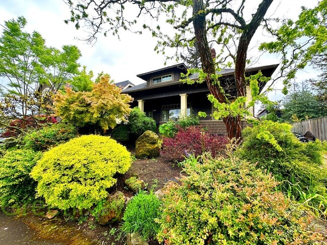 Building Photo - 3-bedroom, 2.5-bathroom Craftsman house in...