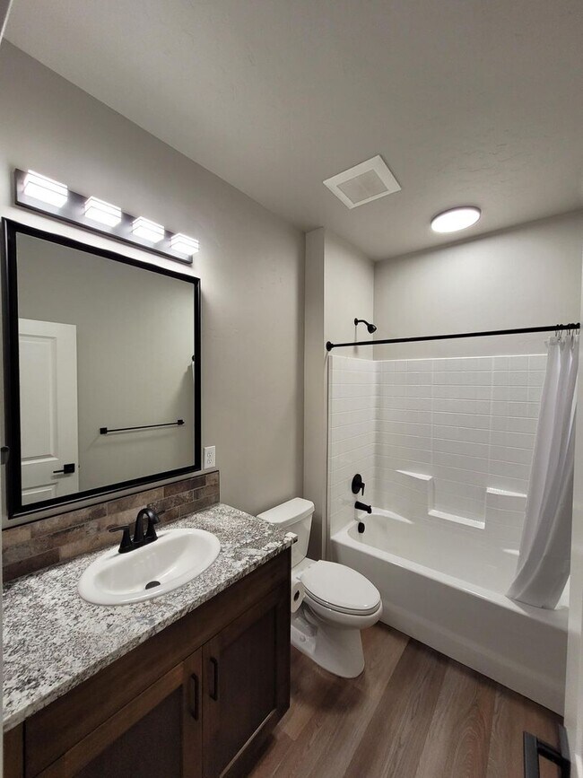 Building Photo - Stunning Townhome In Meridian!