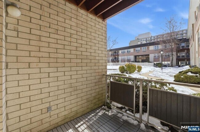 Building Photo - 1111 River Rd