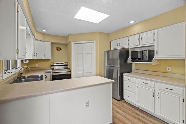 Building Photo - 2601 Hillshire Dr