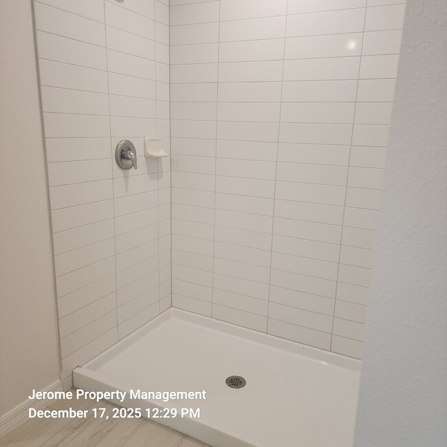 Building Photo - 2546 Leonia Ln