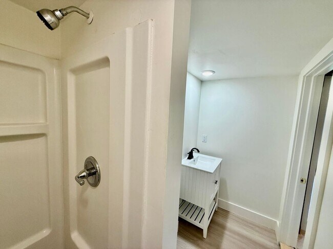 Building Photo - 473 Maple St