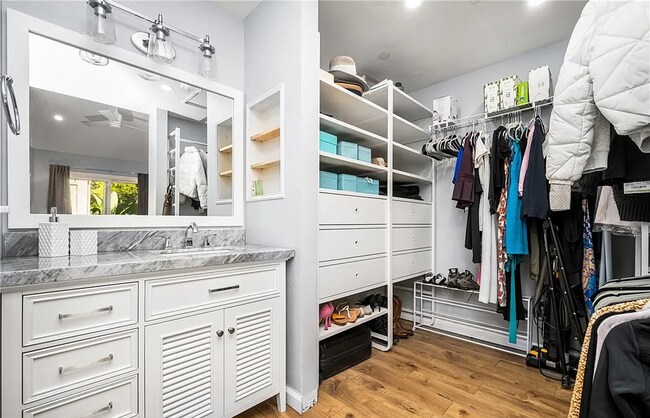 Building Photo - This beautiful, spacious 1-bedroom upper l...