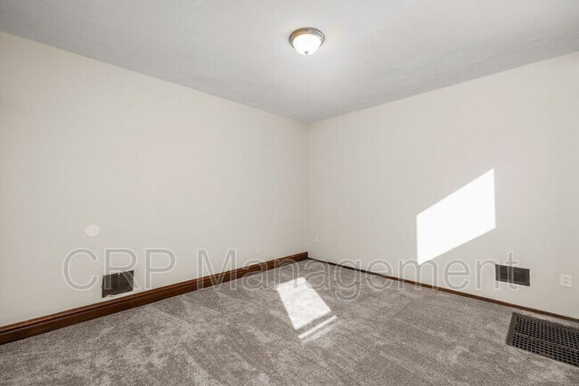 Building Photo - 5033 Ray Ave